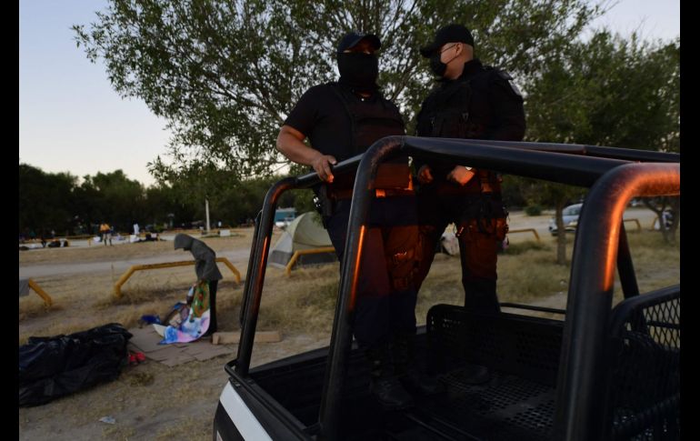 Policías mexicanos vigilan en torno al campamento improvisado de migrantes haitianos en Ciudad Acuña, Coahuila. AFP/P. Pardo