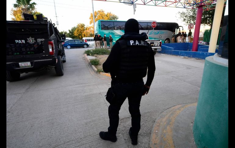 Más de 100 agentes de fuerzas de seguridad y tres autobuses llegaron al punto fronterizo. AFP/P. Pardo