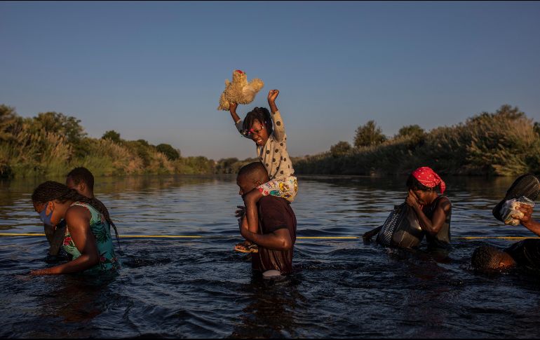 Un grupo de migrantes haitianos cruzan el Río Bravo para regresar a Ciudad Acuña, donde esperan mientras logran cruzar a los Estados Unidos. AP / F. Márquez