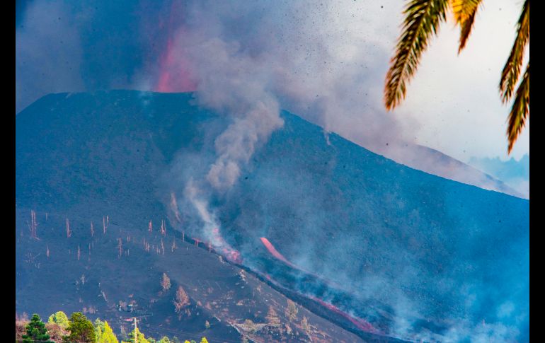 Los fenómenos explosivos aumentaron en el volcán en La Palma y se abrió una nueva boca eruptiva en uno de los flancos de un cono activo desde el domingo. EFE/ M. Calero