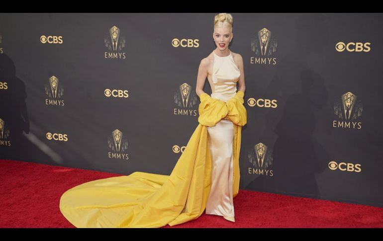 La actriz de origen argentino Anya Taylor-Joy deslumbró en la alfombra roja de los Emmy 2021 en un impresionante vestido amarillo firmado por Dior. AP