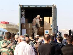 Soldados distribuyen ayuda humanitaria a afectados por la guerra. EFE/ARCHIVO
