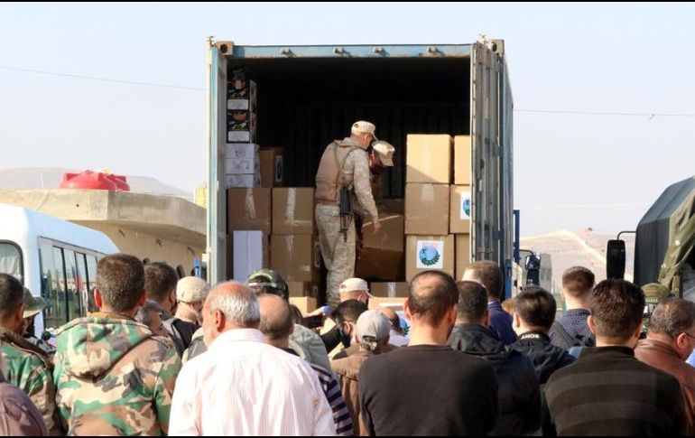 Soldados distribuyen ayuda humanitaria a afectados por la guerra. EFE/ARCHIVO