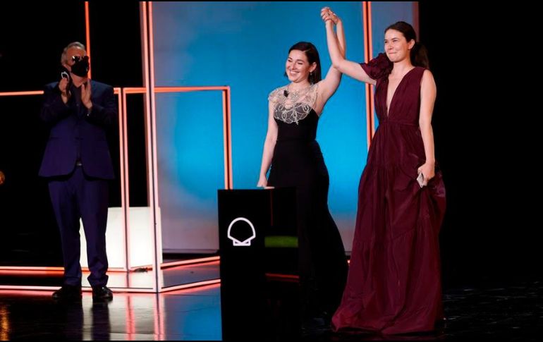 Las realizadoras rumanas Alina Grigore (d) y Adrian Paduretu ganaron la Concha de Oro a la 