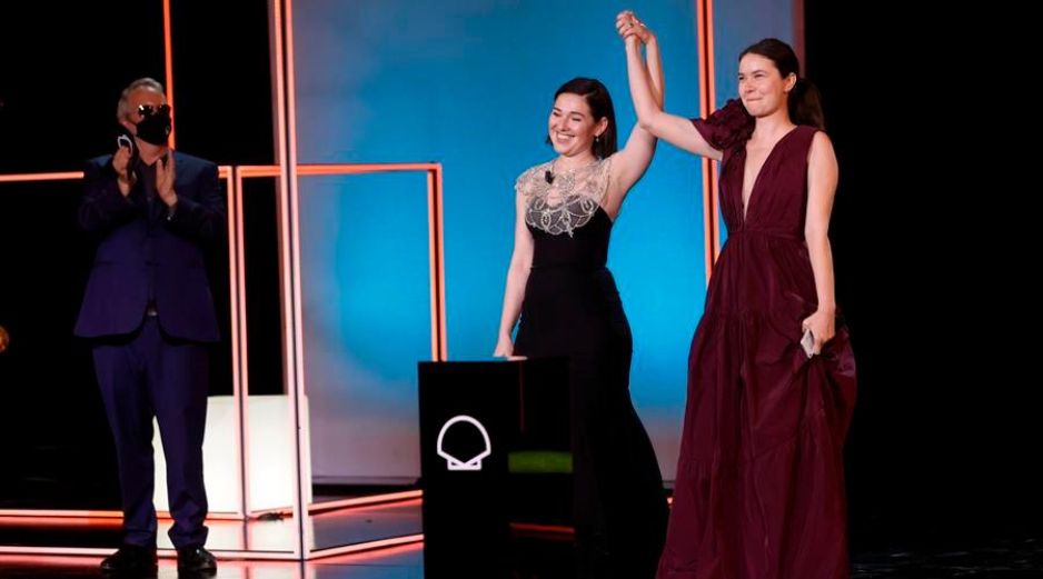 Las realizadoras rumanas Alina Grigore (d) y Adrian Paduretu ganaron la Concha de Oro a la 