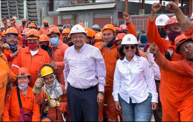 AMLO compartió en sus redes sociales una foto rodeado con trabajadores de la zona. TWITTER/@lopezobrador_