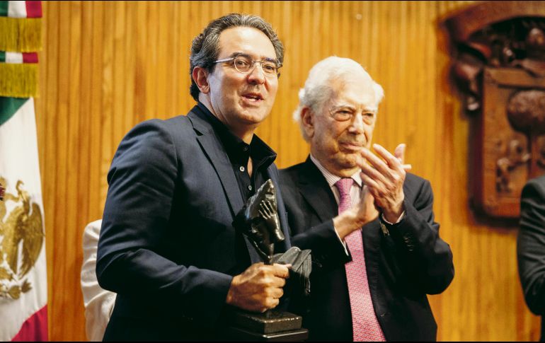 RECONOCIMIENTO. El escritor peruano Mario Vargas Llosa (derecha) dijo que la novela “Volver la vista atrás”, de Juan Gabriel Vásquez, es “una obra excepcional”. El Informador/ G. Gallo