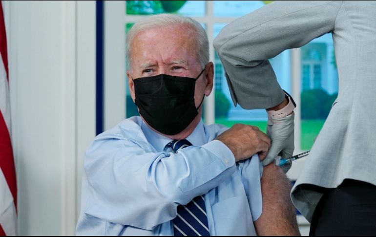 Una enfermera inyecta hoy al presidente Biden eN la Casa Blanca, en Washington, DC. AP/E. Vucci
