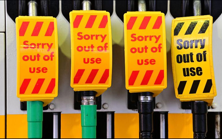 Letreros en una gasolinera indican que se acabó el combustible, luego de compras de pánico de gasolina en Birkenhead, Inglaterra. AFP/P. Ellis