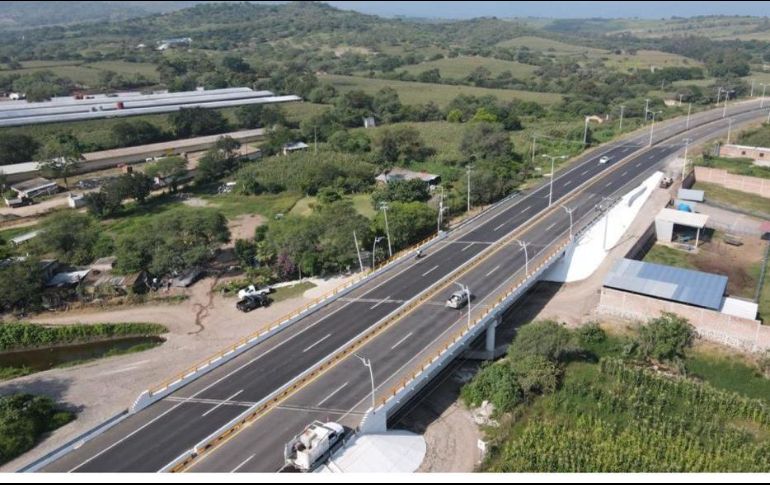 El puente vehicular cuenta con 60 metros de largo y 21.8 metros de ancho, indicó la dependencia federal. ESPECIAL/SCT