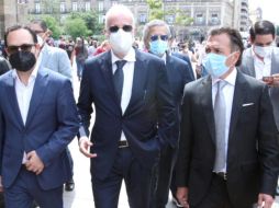 Pablo Lemus y Raúl Padilla se detuvieron breves instantes a escuchar a los manifestantes que protestaban en contra de Iconia. EL INFORMADOR/A. Camacho