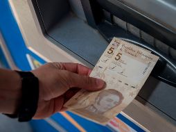 Nuevos billetes en un cajero automático hoy, en Caracas. Venezuela dio la bienvenida este viernes al nuevo cono monetario. EFE/M. Gutiérrez