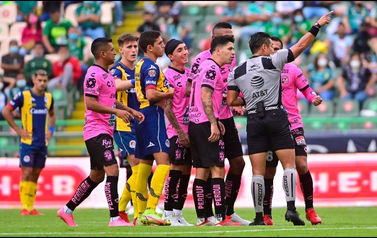 El partido acabo con 10 jugadores por equipo, debido a la expulsión de Omar Fernández (León) y  Germán Berterame por los potosinos.  IMAGO7
