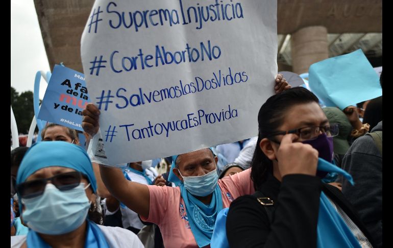 En carteles expresaron su rechazo a la decisión de la SCJN. AFP/R. Arangua
