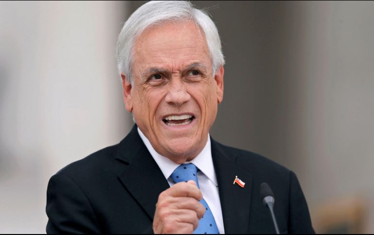 En una rueda de prensa en Santiago, Sebastián Piñera dijo que se desligó de la administración de sus empresas e intereses financieros en abril de 2019. AFP/J. Torres