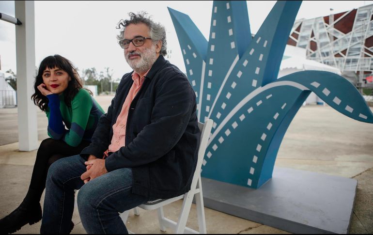 Al frente. La actriz Ilse Salas y el cineasta Abner Benaim posan en el complejo del Conjunto Santander de Artes Escénicas. El Informador/ G. Gallo