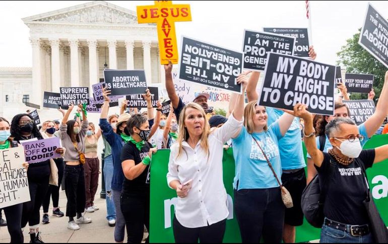 Manifestantes protestan contra el aborto frente a la sede del Tribunal Supremo de EU, en Washington, este 4 de octubre de 2021. EFE/J. Lo Scalzo