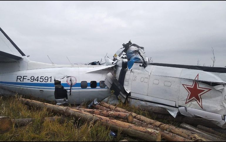 El avión se partió en dos por el impacto, según imágenes difundidas por el ministerio de Situaciones de Emergencia. AFP / Russian Emergency Ministry