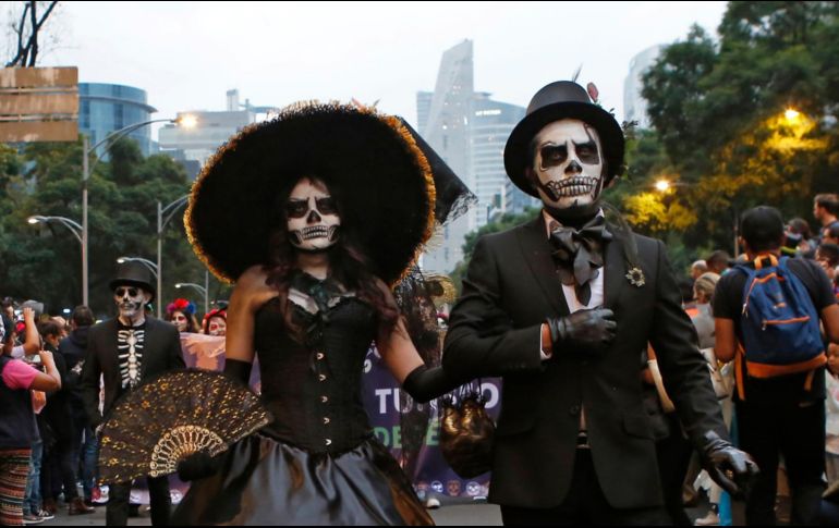 Autoridades de Ciudad de México consideran que es seguro volver a celebrar el Día de Muertos con actividades presenciales, aunque con medidas sanitarias. AP/ARCHIVO