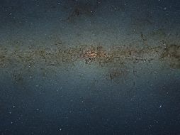 El centro de rotación de la galaxia alberga un agujero negro de gran magnitud en su centro.