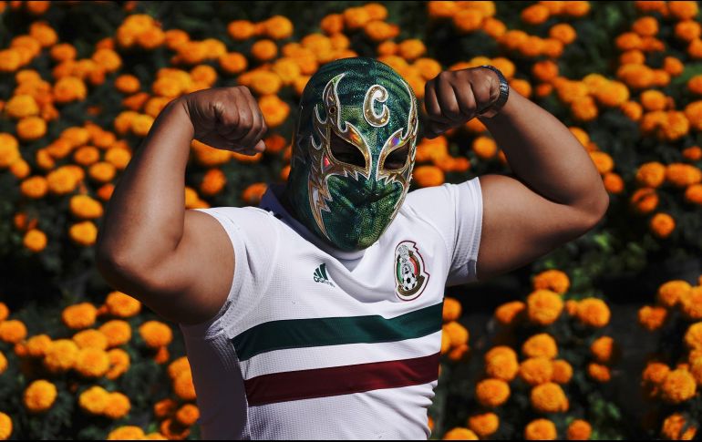 Ciclónico. El luchador mexicano posa para la foto con las flores de fondo. AP/M. Ugarte