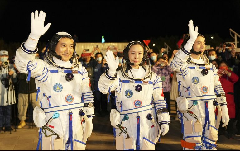 En foto los astronautas Zhai Zhigang, Wang Yaping y Ye Guangfu. XINHUA / L. GANG
