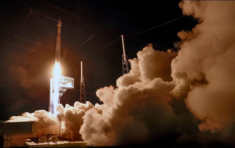 Un cohete Atlas V despegó llevando a Lucy, que hará un viaje indirecto que abarca casi seis mil 300 millones de kilómetros. AP/J. Raoux