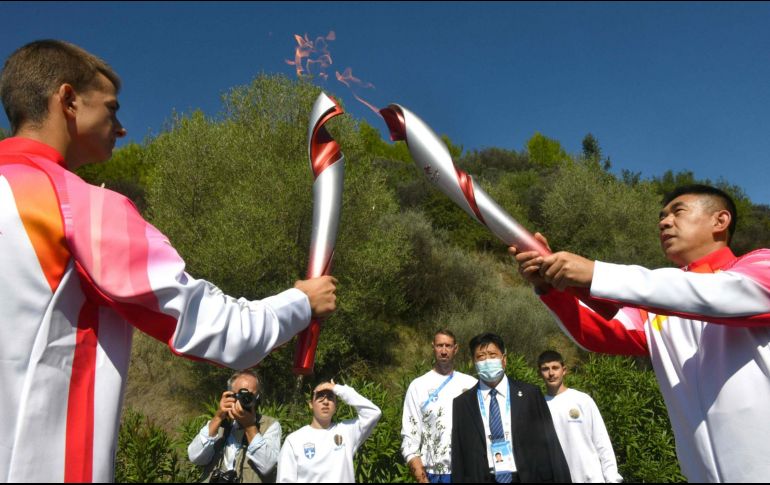 Después, la llama se entregó a la segunda portadora, la china Li Jiajun (cinco medallas olímpicas en los Juegos de Invierno de 1998, 2002 y 2006). AFP / A. Messinis
