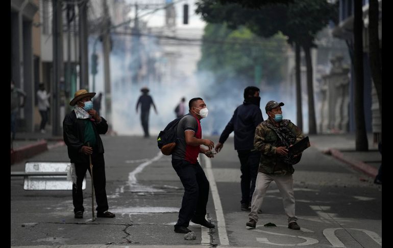 Tras protestar durante más de dos horas frente al Congreso, los militares derribaron las puertas del estacionamiento e ingresaron. AFP/J. Ordoñez
