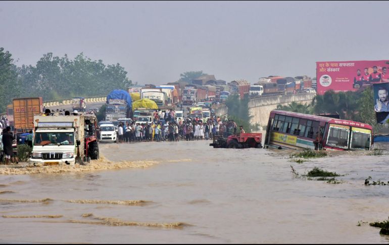 Carretera inundada en Rampur, India. AFP