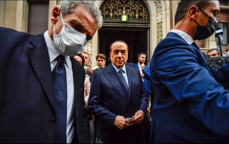 Berlusconi (c) ingresó a la política hace tres décadas, formando su partido derechista Forza Italia, y fue primer ministro por tres periodos. AP/ARCHIVO