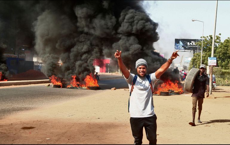 Imágenes compartidas en internet parecían mostrar a manifestantes que bloquearon calles y prendieron fuego a neumáticos. AFP /