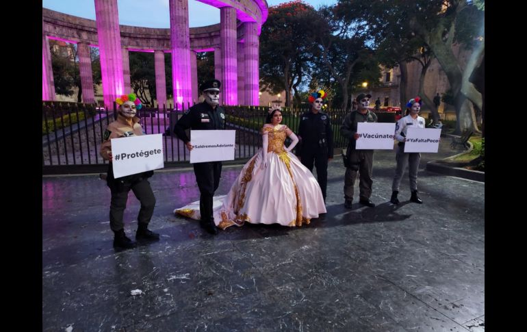 Son cinco policías caracterizados que pasearán por las calles de la ciudad desde este miércoles 27 de octubre y hasta el próximo 2 de noviembre. ESPECIAL/Policía de Guadalajara