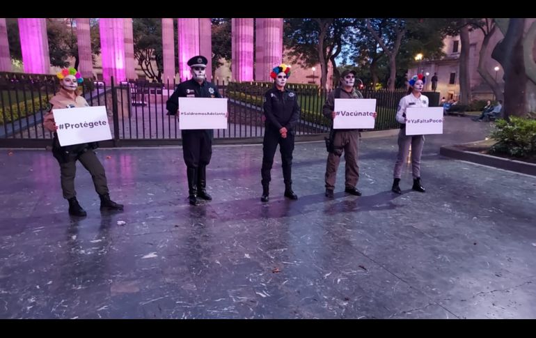 Son cinco policías caracterizados que pasearán por las calles de la ciudad desde este miércoles 27 de octubre y hasta el próximo 2 de noviembre. ESPECIAL/Policía de Guadalajara
