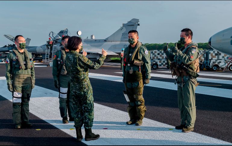 Tsai Ing-wen, presidenta de Taiwán, habla con personal militar. Estados Unidos ayuda en la formación del ejército de la isla, que China considera parte de su territorio. AP/Presidencia de Taiwán