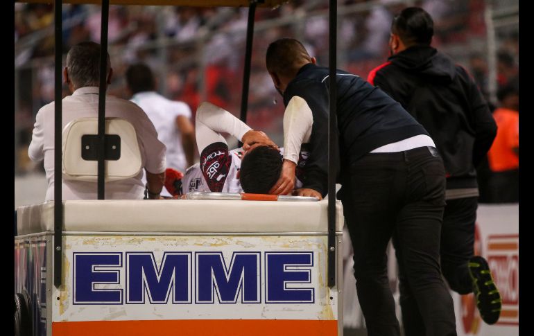 FEO. Vladimir Loroña tuvo que irse al hospital tras un fuerte choque de cabezas con Ozziel Herrera. IMAGO7