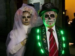 Personas disfrazadas de catrines y catrinas podrán unirse al desfile peatonal por el Día de Muertos en el Centro de Guadalajara. AFP/ARCHIVO
