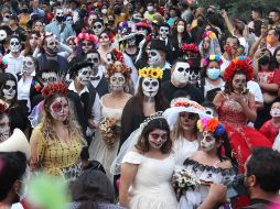 Un desfile de catrinas y catrines en calandrias recorre calles del centro de Guadalajara. EL INFORMADOR/A. Camacho