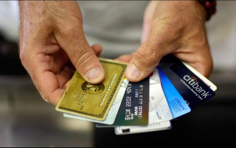 Los consumidores que realicen compras con tarjeta de débito o de crédito en negocios participantes podrán participar en el sorteo que realizará el SAT cuya bolsa total suma los 500 millones de pesos. AFP / ARCHIVO