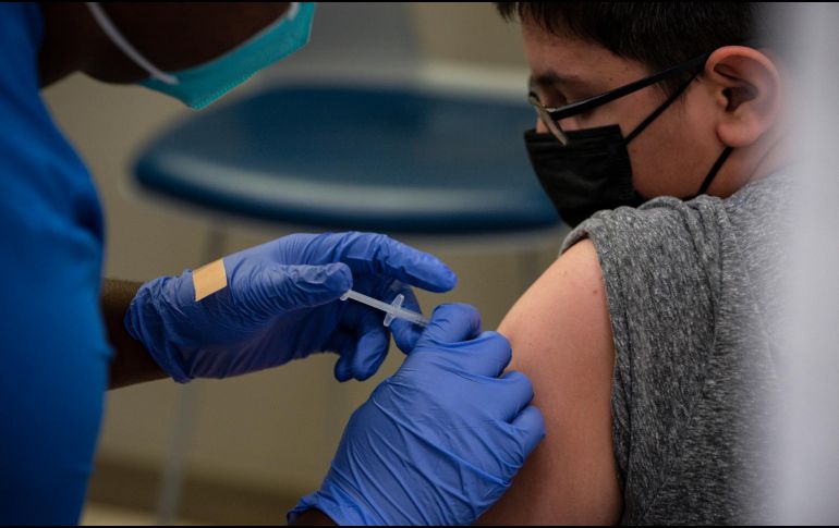 La agencia gubernamental afirmó que la vacuna tiene una efectividad de 90,7% en la prevención del COVID-19 en niños y no se identificaron efectos secundarios graves. AP / ARCHIVO