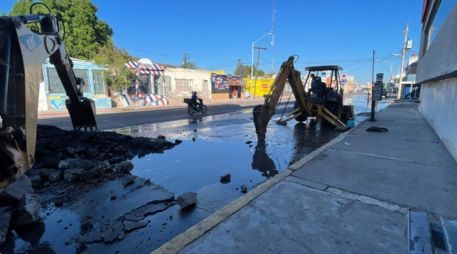 Labores de la Comisión Estatal del Agua el 21 de octubre en Guaymas, luego de un derrame de aguas negras. TWITTER@CEAGuaymas