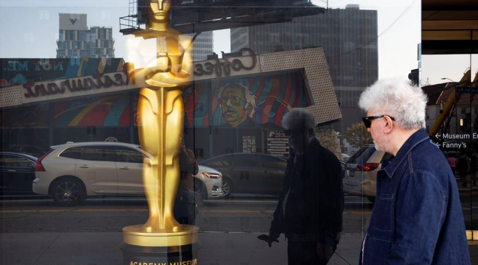 La sala del Museo de los Oscar muestra doce montajes audiovisuales sobre los temas que han guiado la obra del cineasta español Pedro Almodóvar. EFE / A. ARORIZO