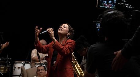 Fotografía cedida por Sony Music que muestra a la cantante mexicana Natalia Lafourcade durante la grabación en Ciudad de México. EFE / SONY MUSIC