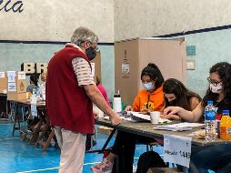Ciudadanos vota en en las elecciones legislativas, en una escuela de Buenos Aires, Argentina. EFE/J. Roncoroni