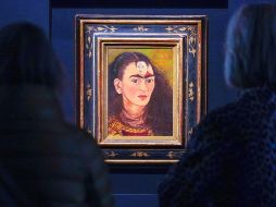 Frida Kahlo pinto el autorretrato en 1954, el último antes de su muerte. Sotheby's mostró el cuadro en una presentación para medios en Nueva York, previa a la subasta. AP/ARCHIVO