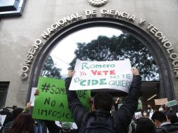 Investigadores, profesores y alumnos del CIDE se manifestaron este viernes frente al Conacyt, en Ciudad de México. SUN/C. Mejía