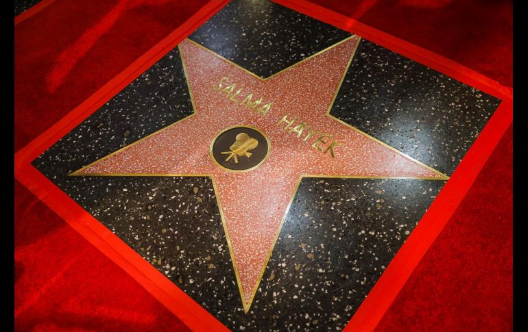 Fotografía de la estrella de la actriz Salma Hayek en el Paseo de la Fama hoy, en Hollywood (EEUU). EFE/ Phillip Kim