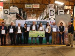 La entrega del cheque simbólico se dio en la bodega del Banco de Alimentos de Guadalajara. ESPECIAL