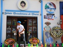 HOMENAJE. Los aficionados del futbol en San Andrés Cholula, crearon la Iglesia Maradoniana para todos aquellos que tienen al creador de la 
