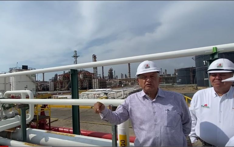AMLO acudió a supervisar los avances de rehabilitación de la refinería de Salina Cruz. YOUTUBE/Andrés Manuel López Obrador